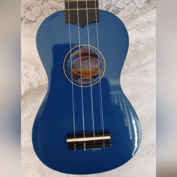 MAHALO UKULELE NO. U-30BU BLUE WITH MATCHING BLUE CARRYING BAG - Picture 2 of 15